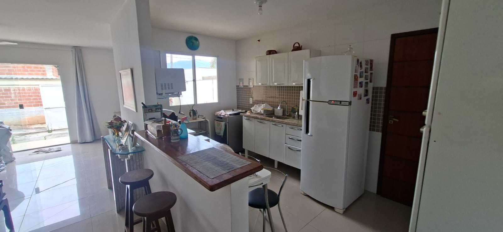 Sala integrada com cozinha americana