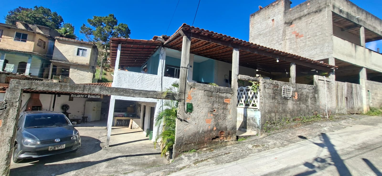 Visão do estacionamento que comparta 3 carros.