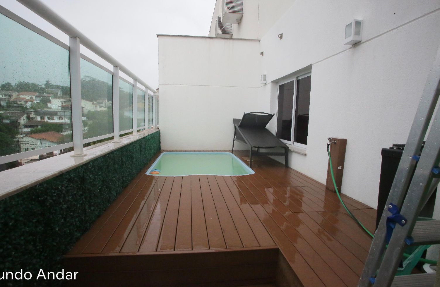 Piscina do imóvel com deck
