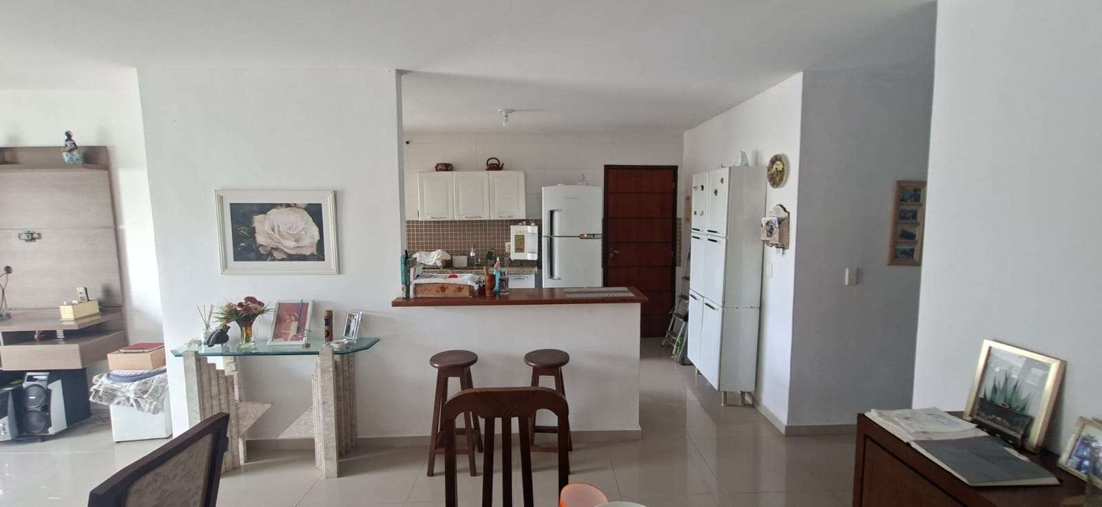 Sala integrada com cozinha americana